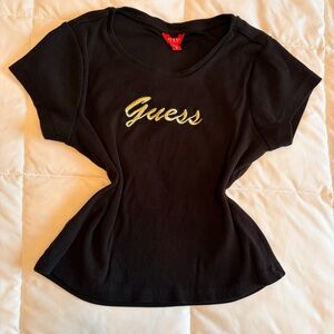 ✨🖤 GUESS VINTAGE Y2K BABY TEE 🖤
Embroidered Logo • Cropped Fit • 2000s Vibes